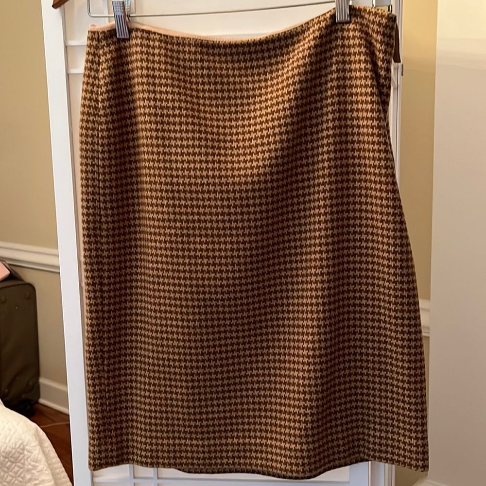 Ladies size 14 wool skirt. Color: Brown tweed, lined Brooks Brothers skirt.